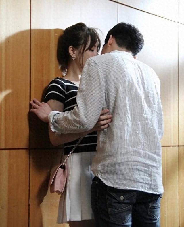 韩国风情电影《美景之屋3》:屋顶下的爱情窥探与现代人心灵探索