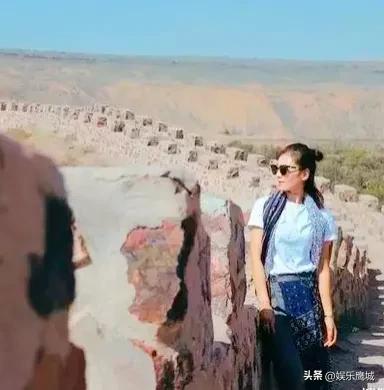 刘涛去爬长城穿得好时髦！白T恤+牛仔裤+丝巾，再戴帽子气质绝了