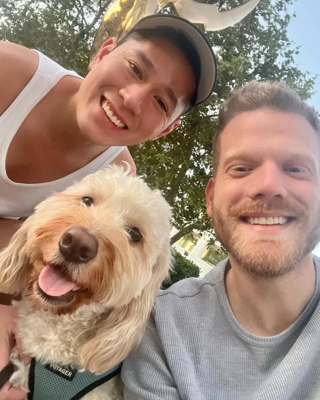 美国男歌手与亚裔男友结婚,举办了同性婚礼!
