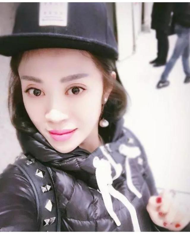 “刘能”前妻近照曝光,皮肤白皙紧致,身材堪比女明星,不像46岁