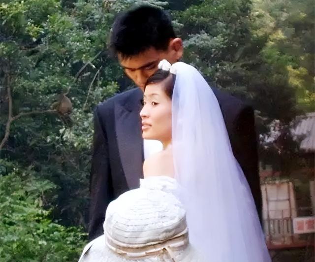 姚明与妻子叶莉近况:41岁叶莉韵味十足,12岁女儿身高到姚明胸口