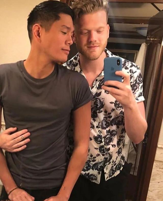 美国男歌手与亚裔男友结婚,举办了同性婚礼!