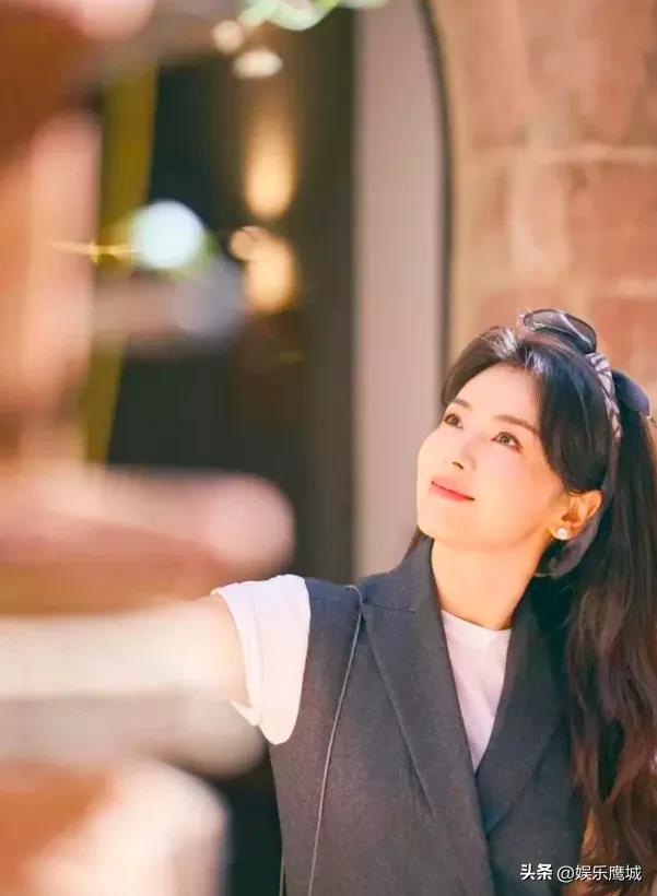 刘涛去爬长城穿得好时髦！白T恤+牛仔裤+丝巾，再戴帽子气质绝了