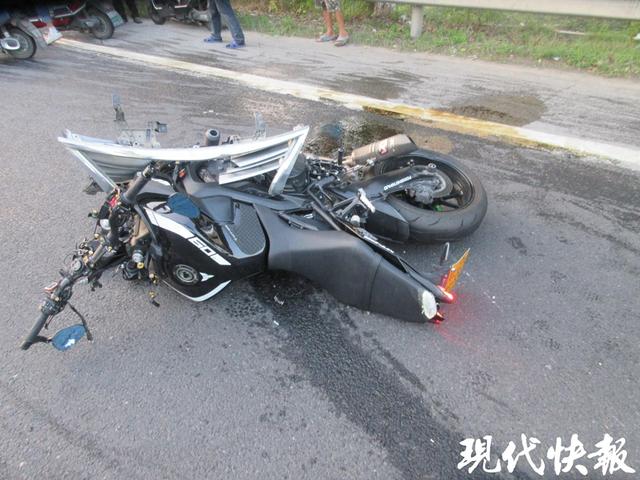 “机车少年”炫技,一头撞上汽车