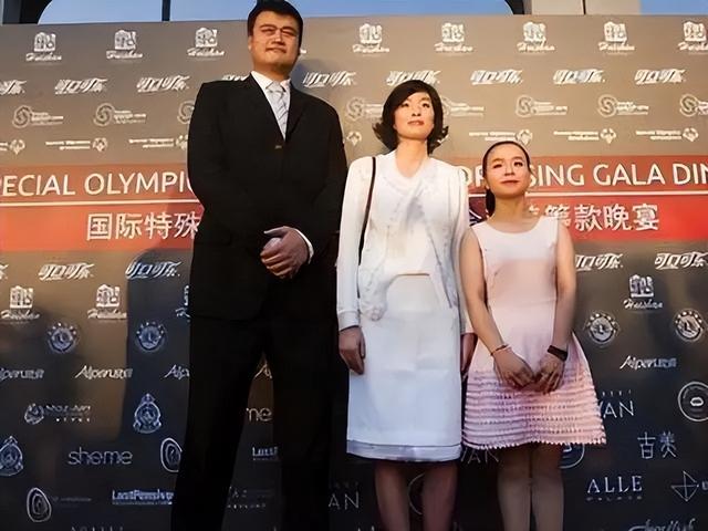 姚明与妻子叶莉近况:41岁叶莉韵味十足,12岁女儿身高到姚明胸口