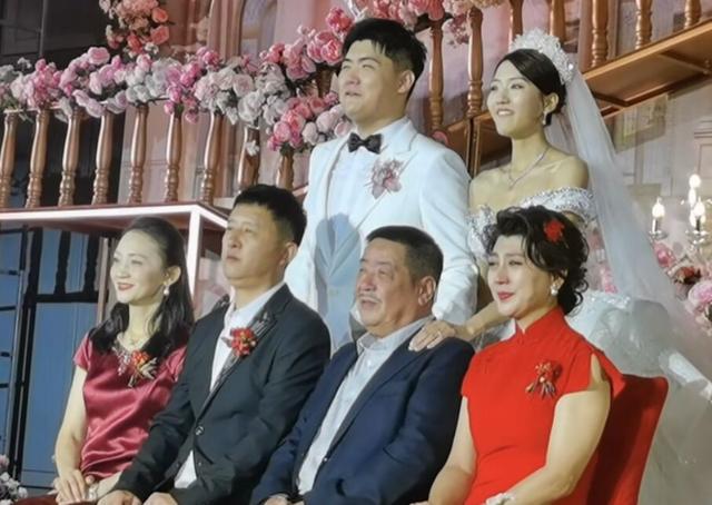 49岁闫学晶现身医院,被建议做医美却坚决拒绝,连打针都不接受