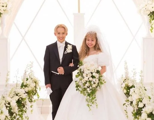 日本艺人比嘉龙二自杀,一天前才陪5岁儿子庆生,因想做女人被骂