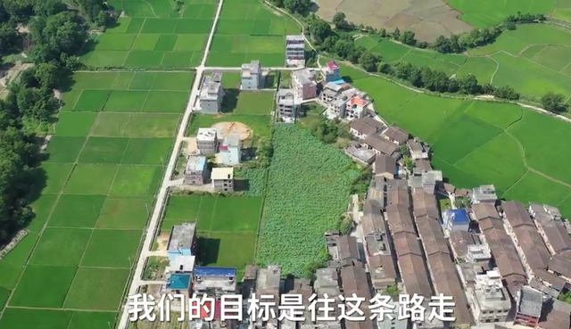 另类丰收!95后“辣妹子”百万粉丝带货直播,带领乡亲共同致富