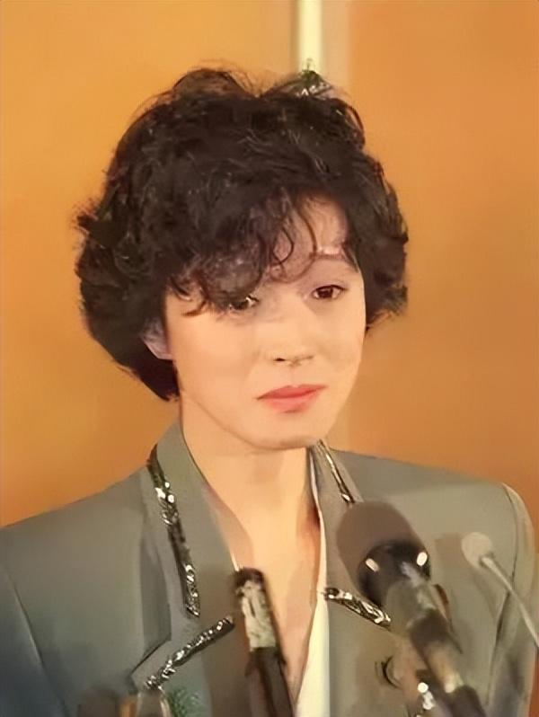 清冷美人中森明菜:替出轨的男友道歉,59岁没结婚,依然很漂亮