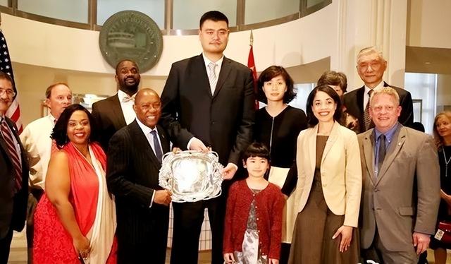 姚明与妻子叶莉近况:41岁叶莉韵味十足,12岁女儿身高到姚明胸口