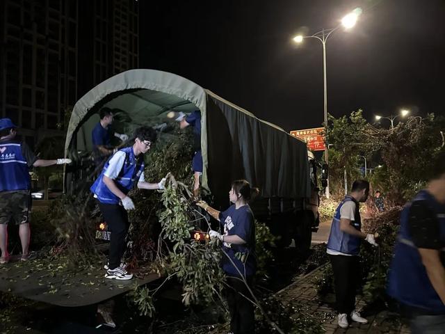 “今天清晨的海口,不一样了!”
