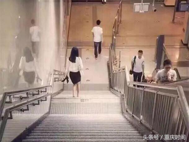 重庆美女手提高跟鞋赶末班车 脚后跟被磨出水泡让人心疼