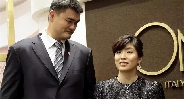 姚明与妻子叶莉近况:41岁叶莉韵味十足,12岁女儿身高到姚明胸口