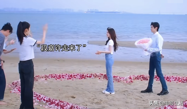 《偷偷藏不住》收官,从段嘉许的22岁到桑稚的22岁,暗恋变成甜蜜