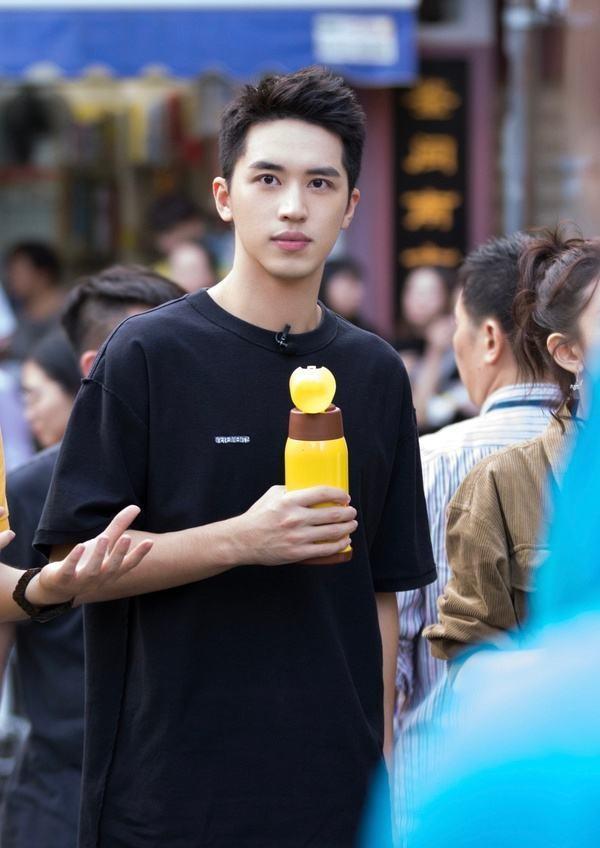 许魏洲太太张圣樱带着孩子现身医院，保姆全程陪同，疑是未婚先孕