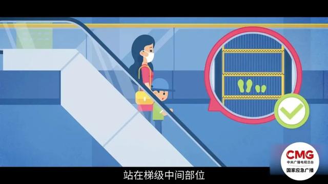 揪心!2岁男童在逆行扶梯口摔倒,手指被夹断,多方回应→