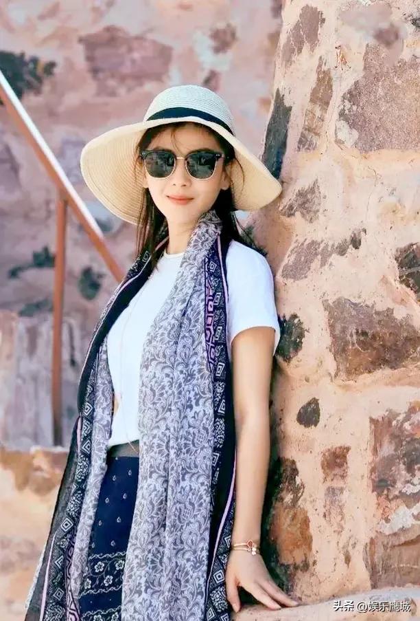 刘涛去爬长城穿得好时髦！白T恤+牛仔裤+丝巾，再戴帽子气质绝了