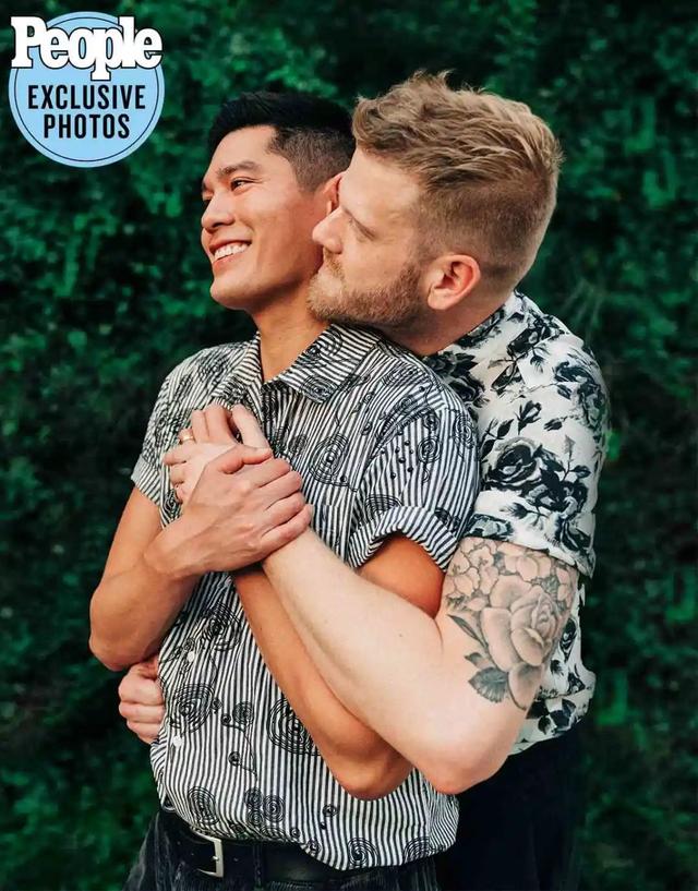 美国男歌手与亚裔男友结婚,举办了同性婚礼!