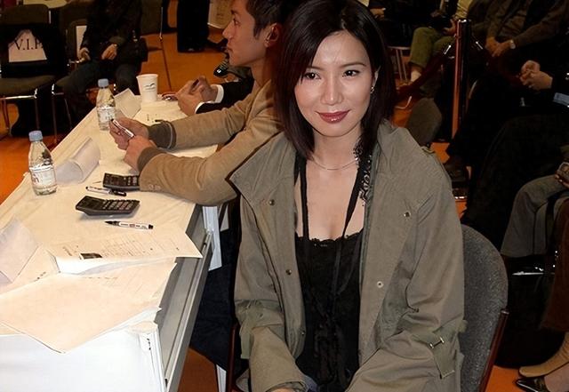 关秀媚低调复出，曝和吴彦祖拍激情戏细节，对方害羞到起生理反应