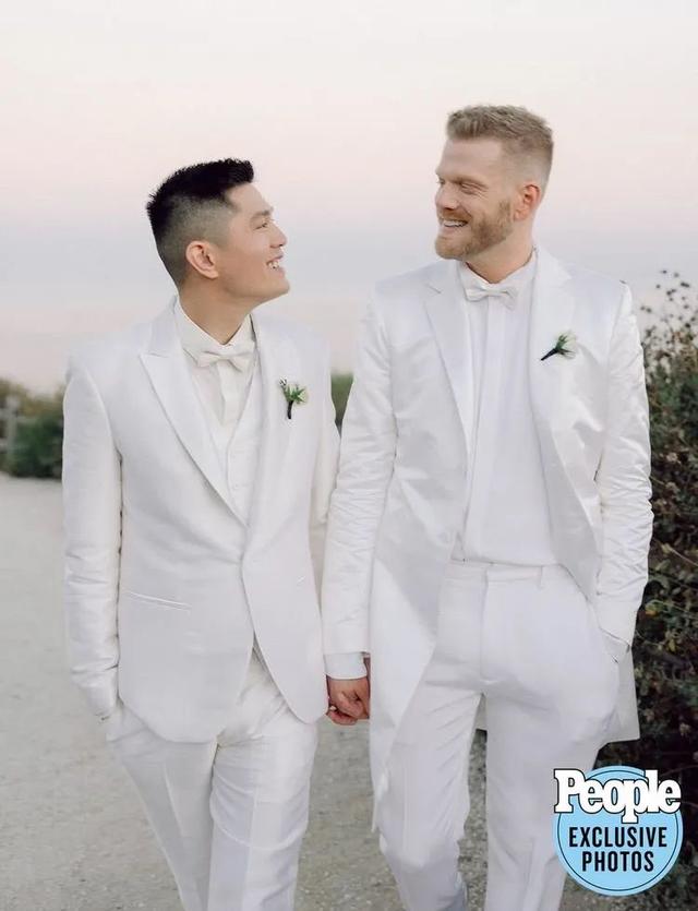 美国男歌手与亚裔男友结婚,举办了同性婚礼!