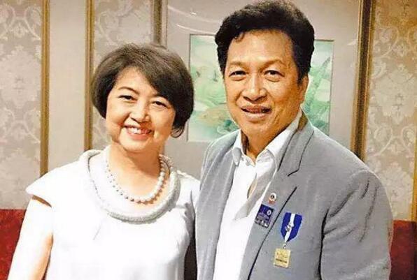 83岁金牌制作人与小10岁丈夫拥吻!男方曾出轨妻子67岁闺蜜
