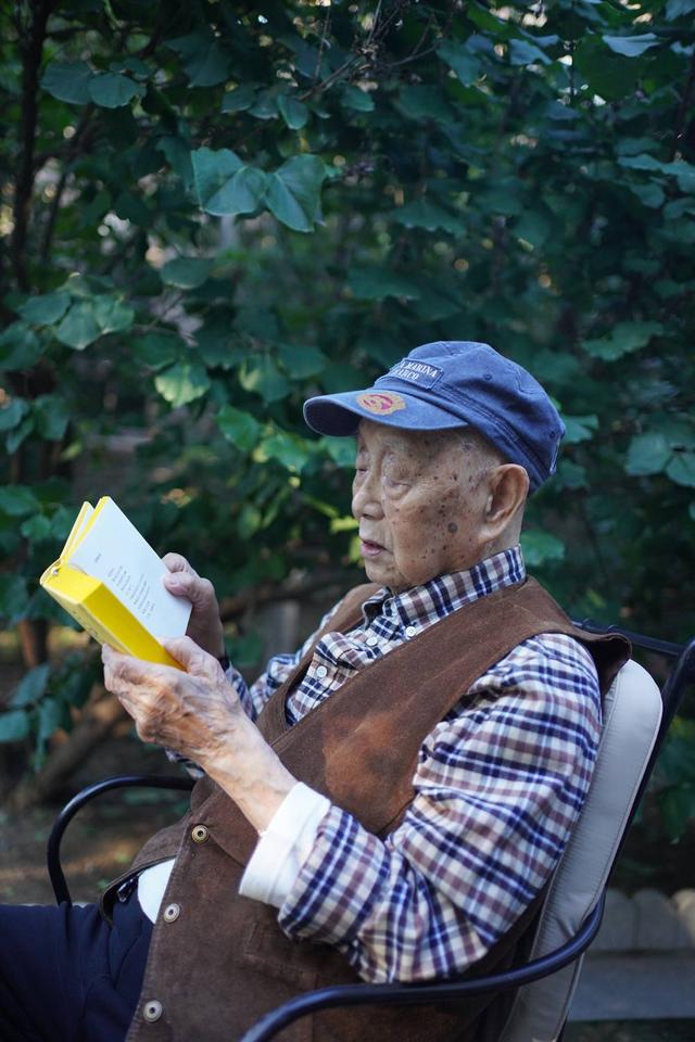 新书架｜“作诗是种权利，也是良心话”98岁黄永玉出诗集《见笑集》