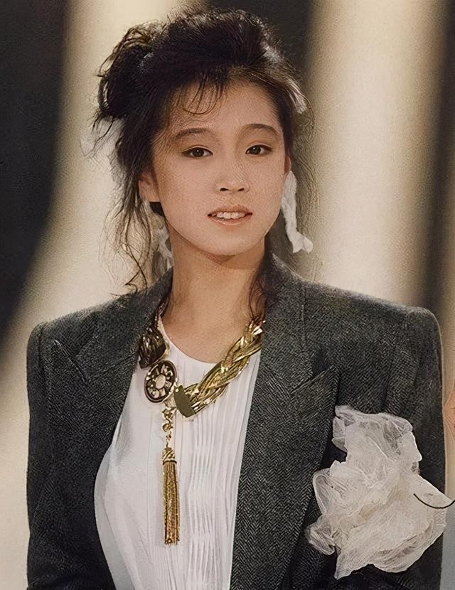 清冷美人中森明菜:替出轨的男友道歉,59岁没结婚,依然很漂亮