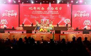 越来越好之村晚(新春走基层丨“村晚”12届，祝村年味为何这般浓？)