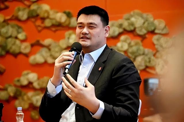 姚明与妻子叶莉近况:41岁叶莉韵味十足,12岁女儿身高到姚明胸口