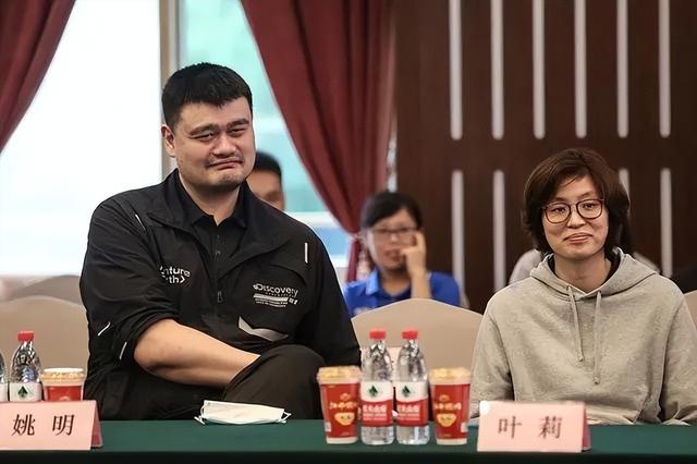 姚明与妻子叶莉近况:41岁叶莉韵味十足,12岁女儿身高到姚明胸口