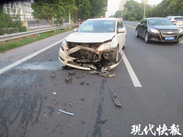 “机车少年”炫技,一头撞上汽车