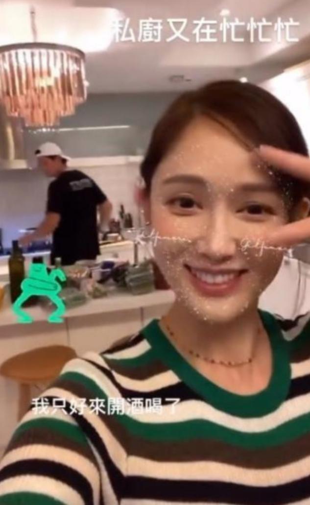 42岁陈乔恩官宣结婚!与小9岁老公牵手晒戒指,恋爱两年终成正果