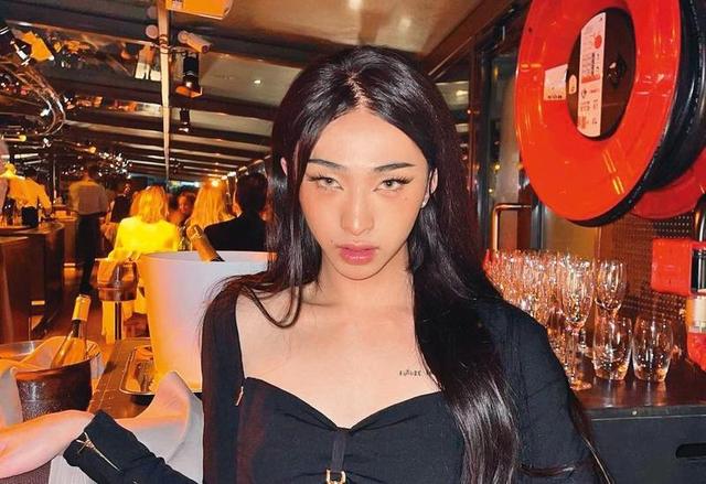 庾澄庆二婚妻子张嘉欣难得露面,司机接送出门,阔太派头十足
