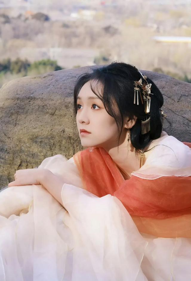 贺美琦加盟时代峰峻,华丽转身成为娱乐圈的新星,未来可期