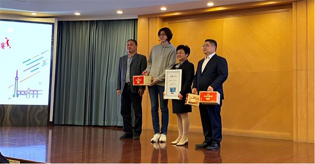 姚明与妻子叶莉近况:41岁叶莉韵味十足,12岁女儿身高到姚明胸口