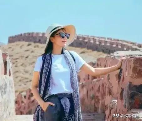 刘涛去爬长城穿得好时髦！白T恤+牛仔裤+丝巾，再戴帽子气质绝了