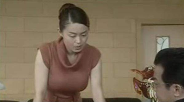 被赵本山捧了17年，38岁依然单身，“杨晓燕”关婷娜后悔了吗？