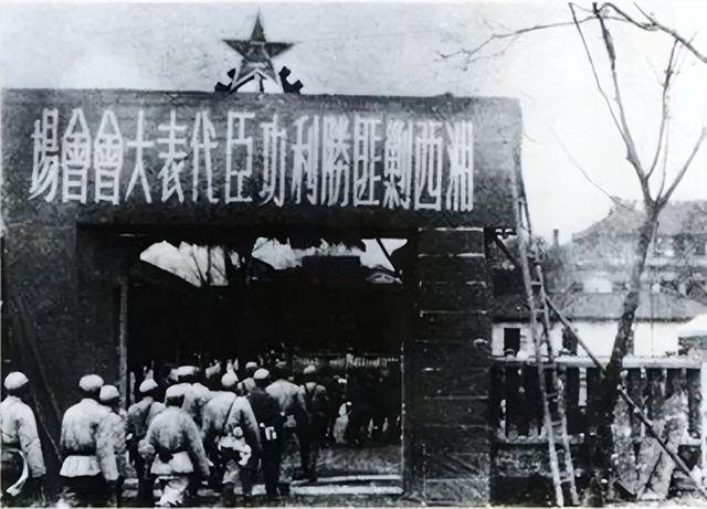 残害无辜的匪首陈通焕，藏匿在牛棚中，因一战士上厕所暴露被诛杀