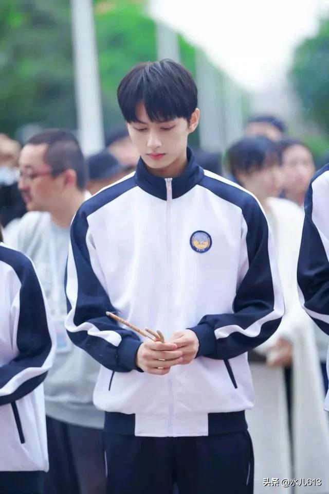 文俊辉2025大事件：拍戏、穿搭、翻唱都在热搜！