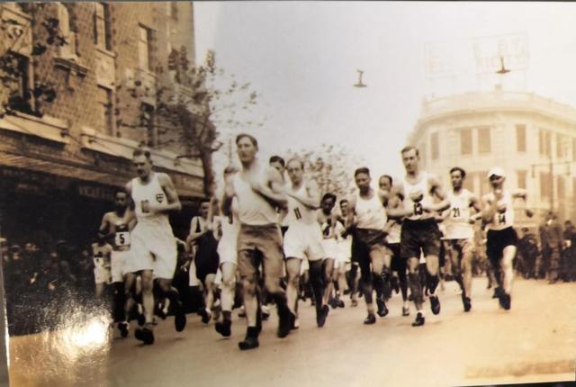 1936年的柏林奥运会上，中国的 “神行太保”与天才运动员欧文斯结为好友