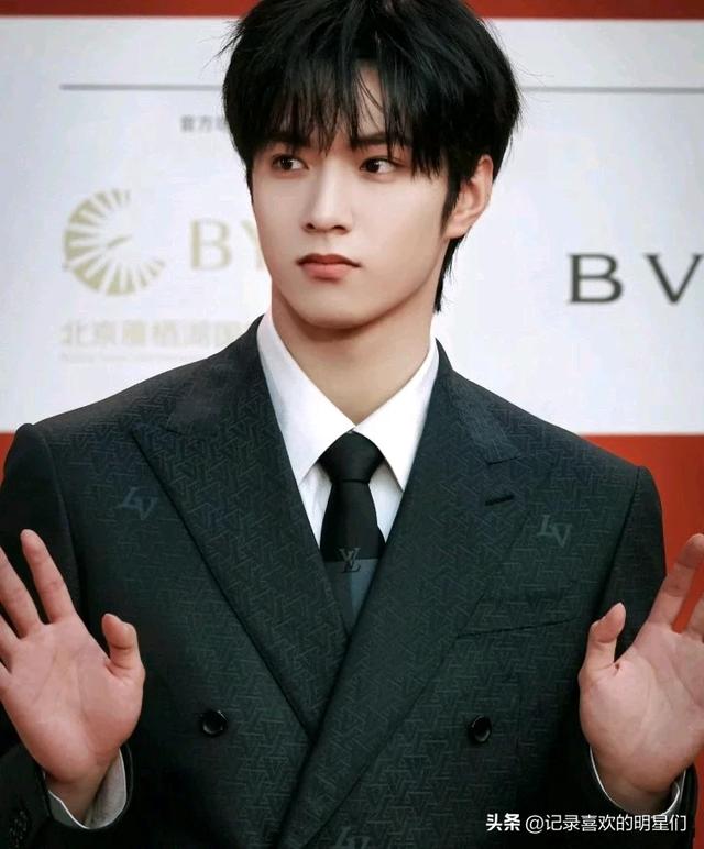 时代少年团里的刘耀文阳光帅气迷人十足哦！