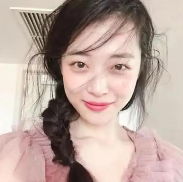 “蜜桃少女”崔雪莉：因“尺度片”和恋情遭群嘲，仅25岁走上绝路