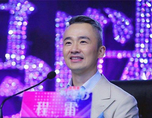 48岁程雷因患疾病，满头白发，和小18岁娇妻合照像“父女”