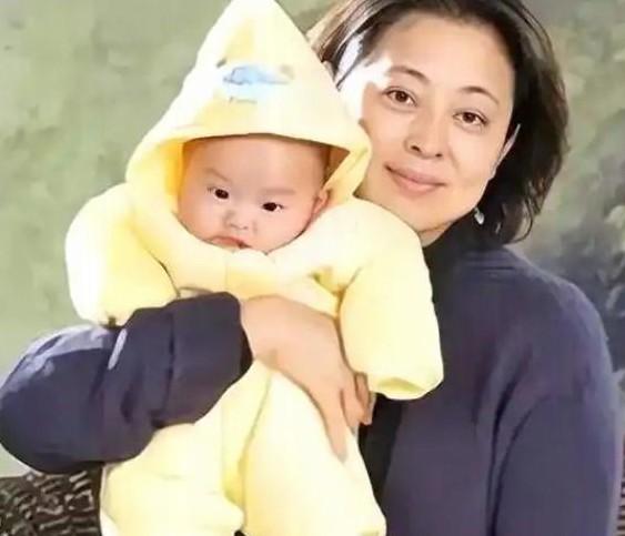 倪萍儿子虎子病痛时被父亲抛弃留阴影母亲再婚继父治愈他一生