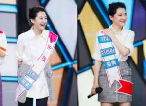 许晴被谁咬下来一个头是(50岁许晴出席活动咬手指动作丝毫不做作，梨涡浅笑似少女)