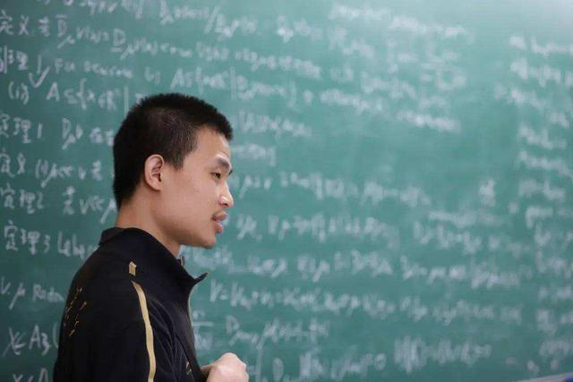 数学天才韦神1人战败6名博士，到底是真是假？官方回答惹众议