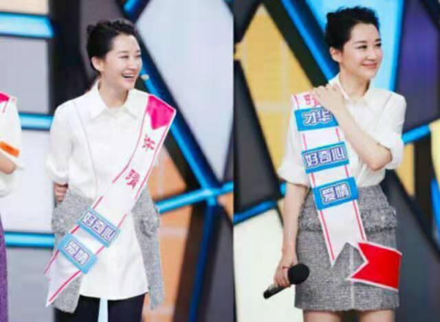 50岁许晴出席活动咬手指动作丝毫不做作,梨涡浅笑似少女