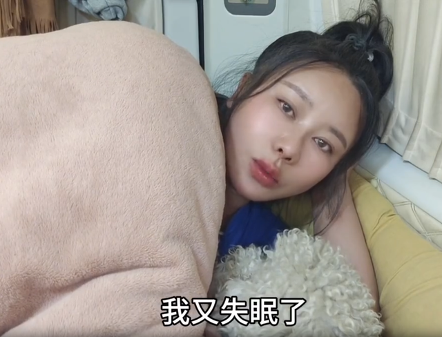 打工娃与秋儿分手后！凌晨3点钟，她在房车崩溃大哭：我想回家了