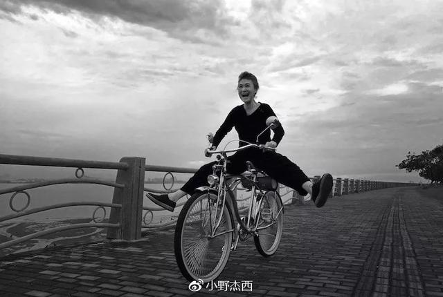 两个中国“神仙奶奶”穿旗袍游巴黎,意外走红网络:老了,也要优雅成一道风景线