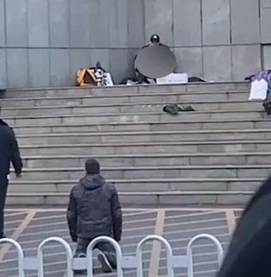 跪下的警察,一张对比照刷屏